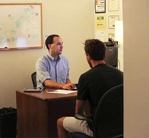 Student meets with an internship advisor