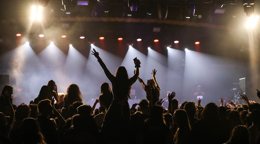 Suffolk students interact with Torey Lanz at concert