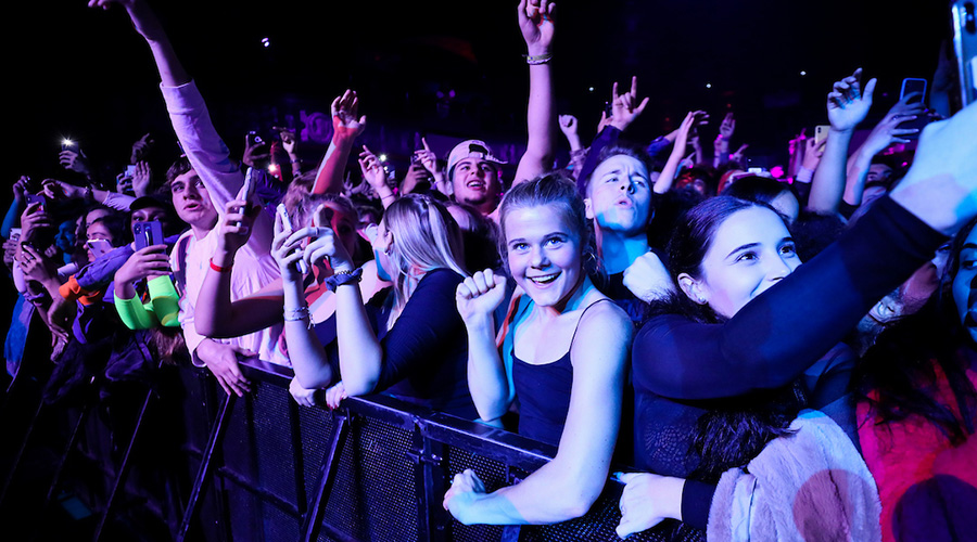 Suffolk students interact with Torey Lanz at concert