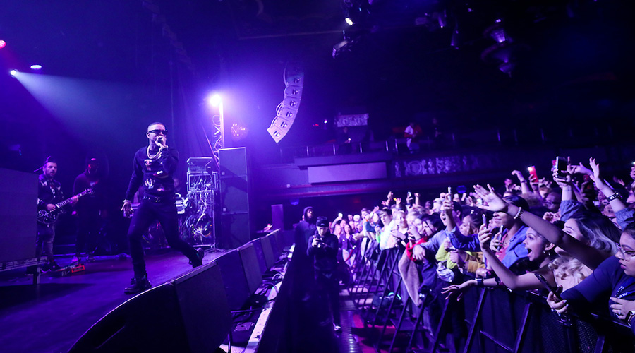 Suffolk students interact with Torey Lanz at concert