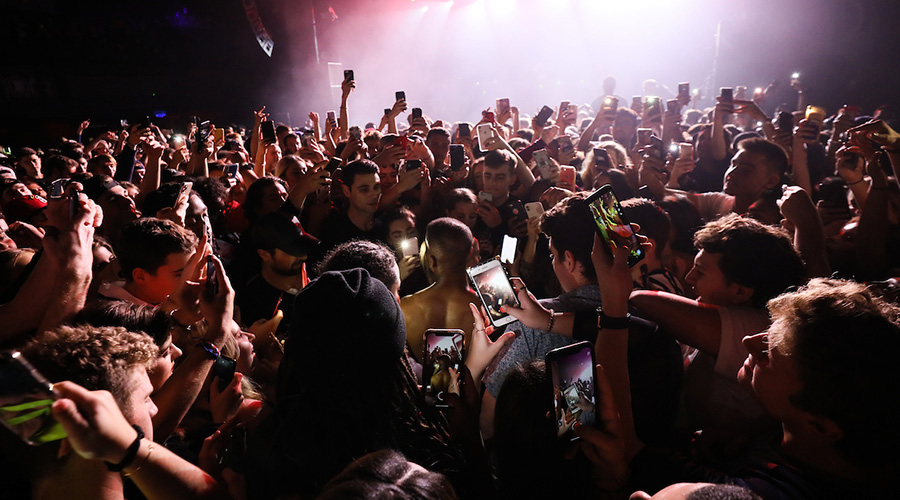 Suffolk students interact with Torey Lanz at concert