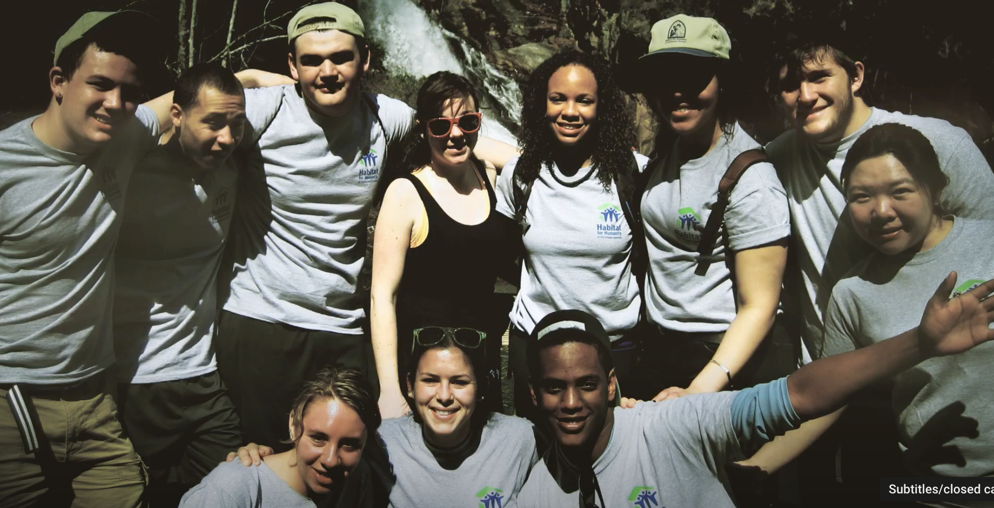 Old image of students working on alternate spring break for Habitat for Humanity